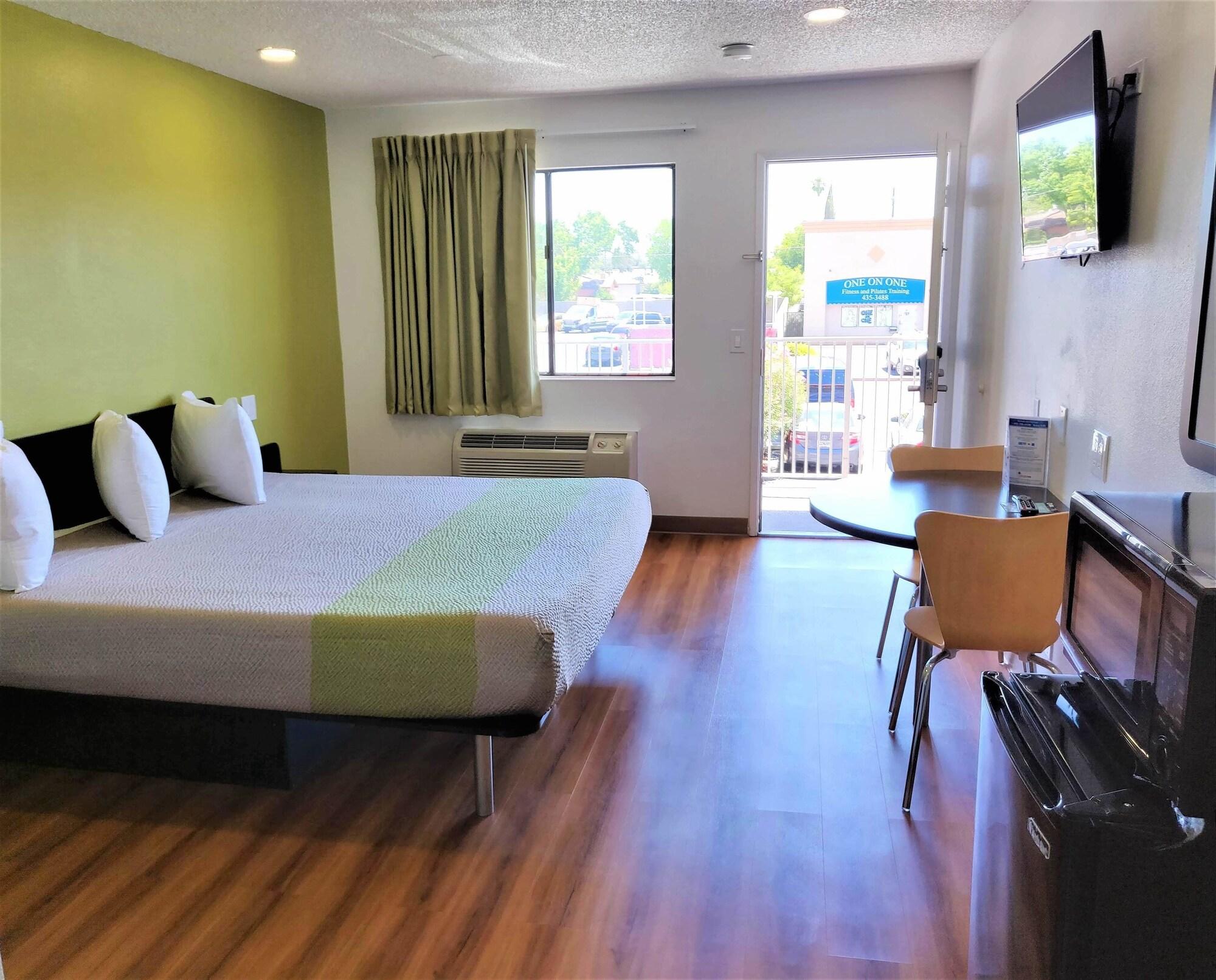 โมเทล 6 เฟรสโน โยเซมิตี ไฮเวย์ Hotel ภายนอก รูปภาพ