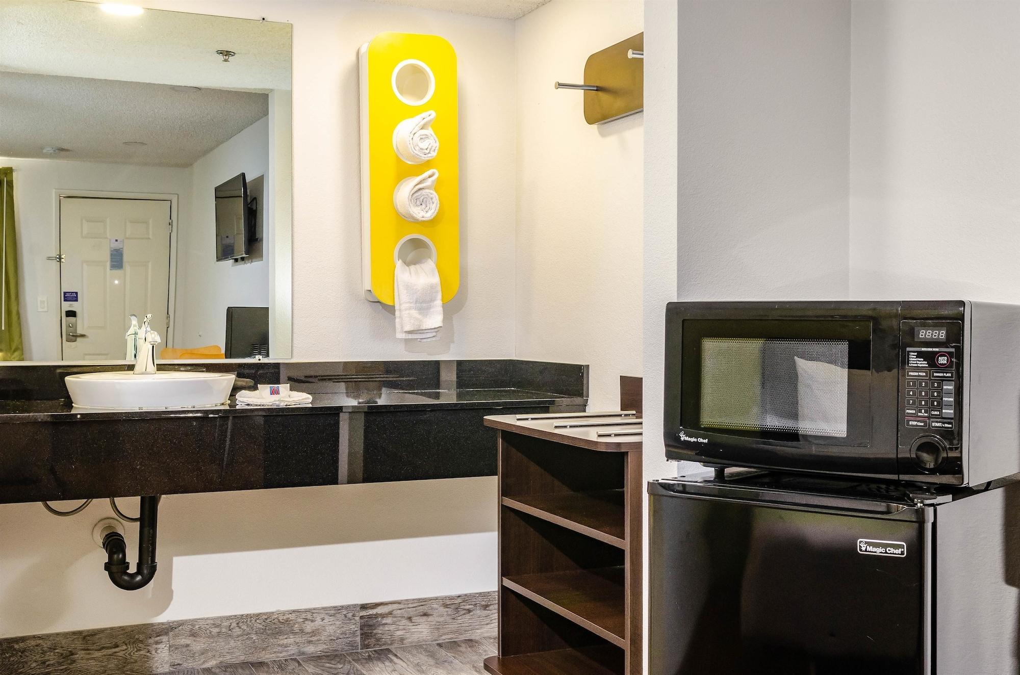 โมเทล 6 เฟรสโน โยเซมิตี ไฮเวย์ Hotel ภายนอก รูปภาพ